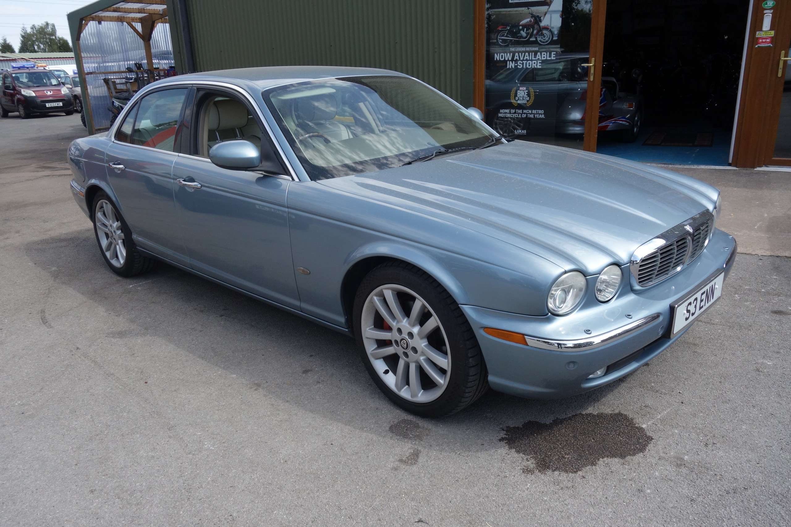 A 2006 JAGUAR XJ 2.7 TDVi Sovereign Saloon 4dr Diesel Automatic (214 g/km, 204 bhp) A 2006 JAGUAR XJ 2.7 TDVi Sovereign Saloon 4dr Diesel Automatic (214 g/km, 204 bhp)