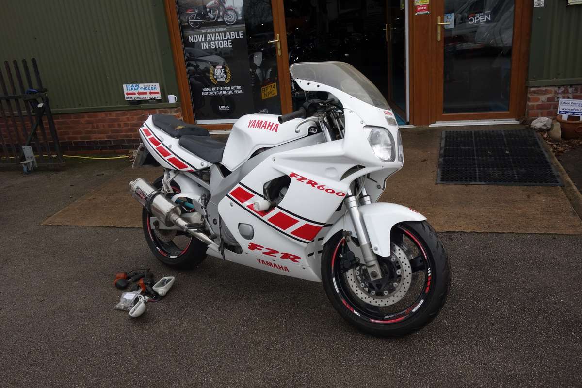 Check out this Yamaha Fzr 1995 Petrol Manual