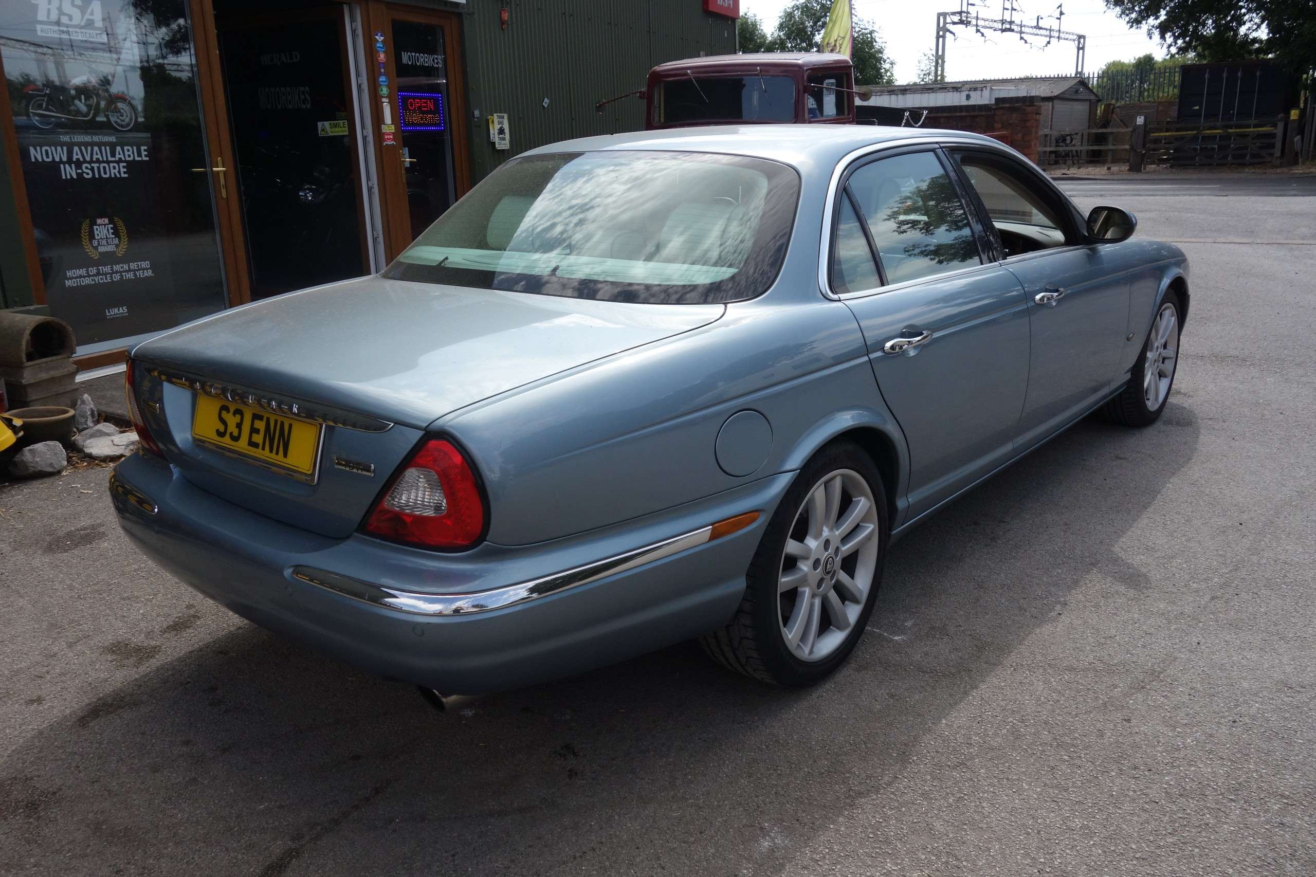 A 2006 JAGUAR XJ 2.7 TDVi Sovereign Saloon 4dr Diesel Automatic (214 g/km, 204 bhp) A 2006 JAGUAR XJ 2.7 TDVi Sovereign Saloon 4dr Diesel Automatic (214 g/km, 204 bhp)