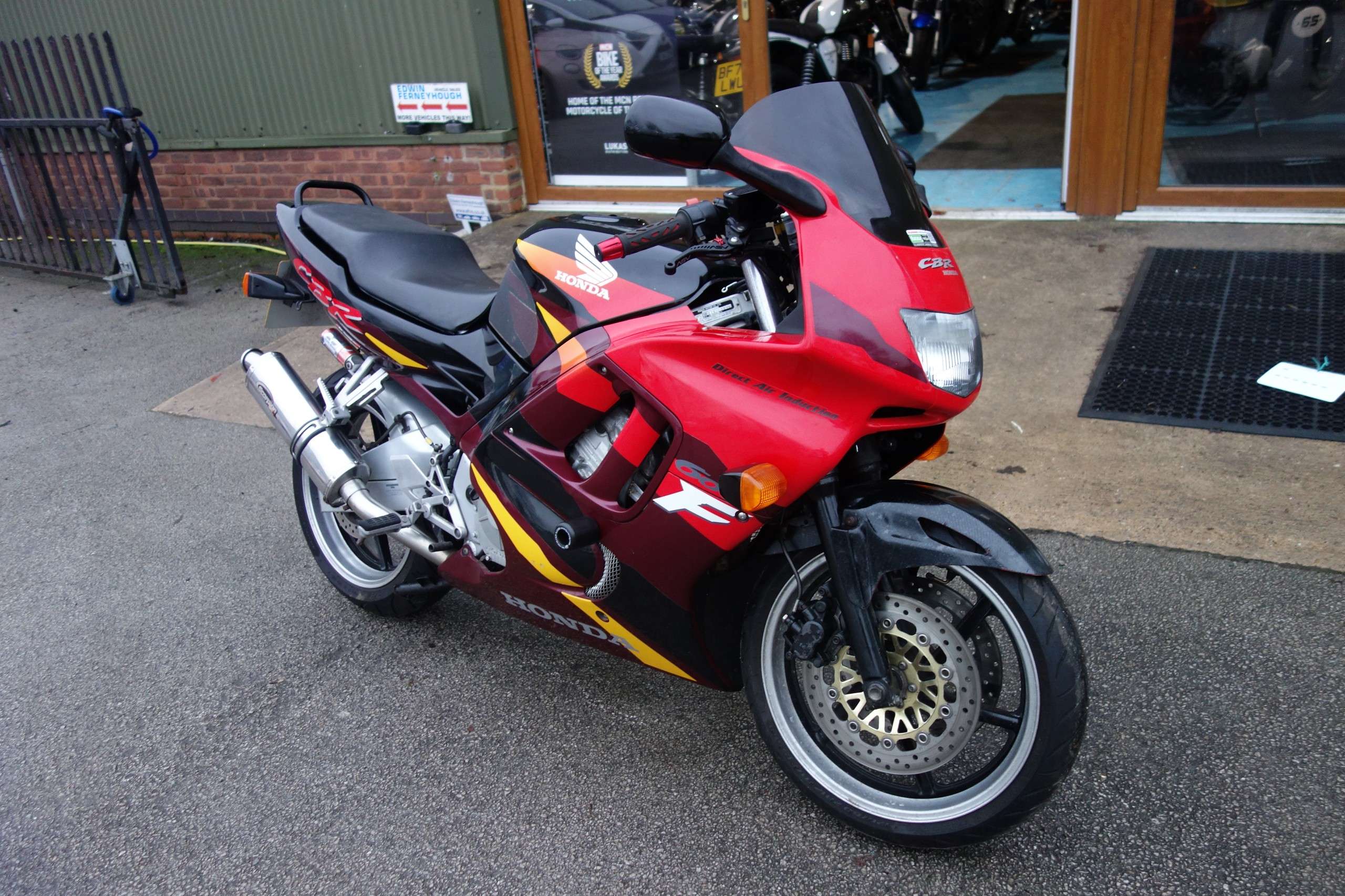 A 1996 HONDA CBR 600 F A 1996 HONDA CBR 600 F
