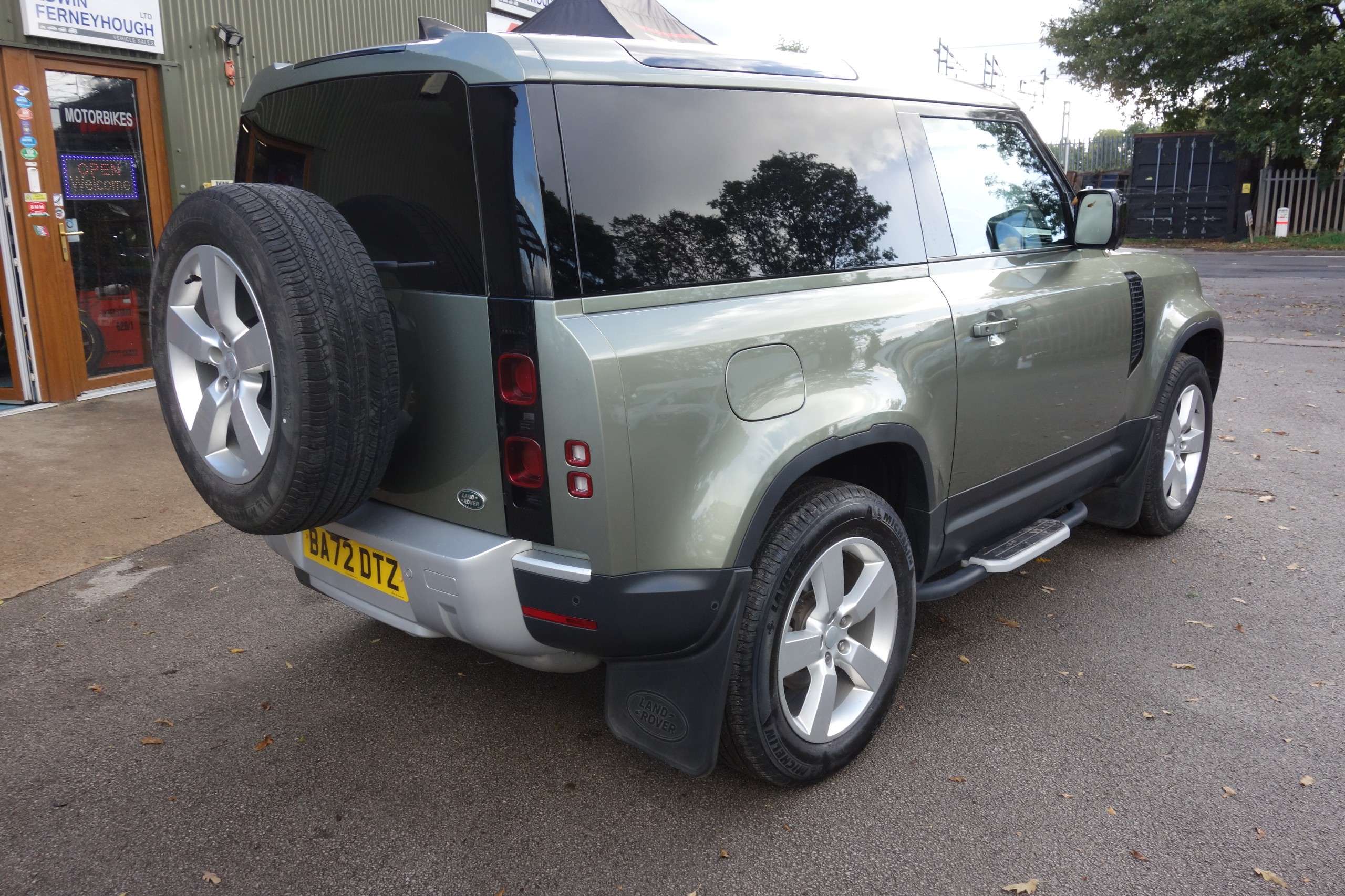 A 2022 LAND ROVER DEFENDER 90 3.0 D250 MHEV SE Hard Top SUV 3dr Diesel Auto 4WD SWB Euro 6 (s/s) (250 ps) A 2022 LAND ROVER DEFENDER 90 3.0 D250 MHEV SE Hard Top SUV 3dr Diesel Auto 4WD SWB Euro 6 (s/s) (250 ps)