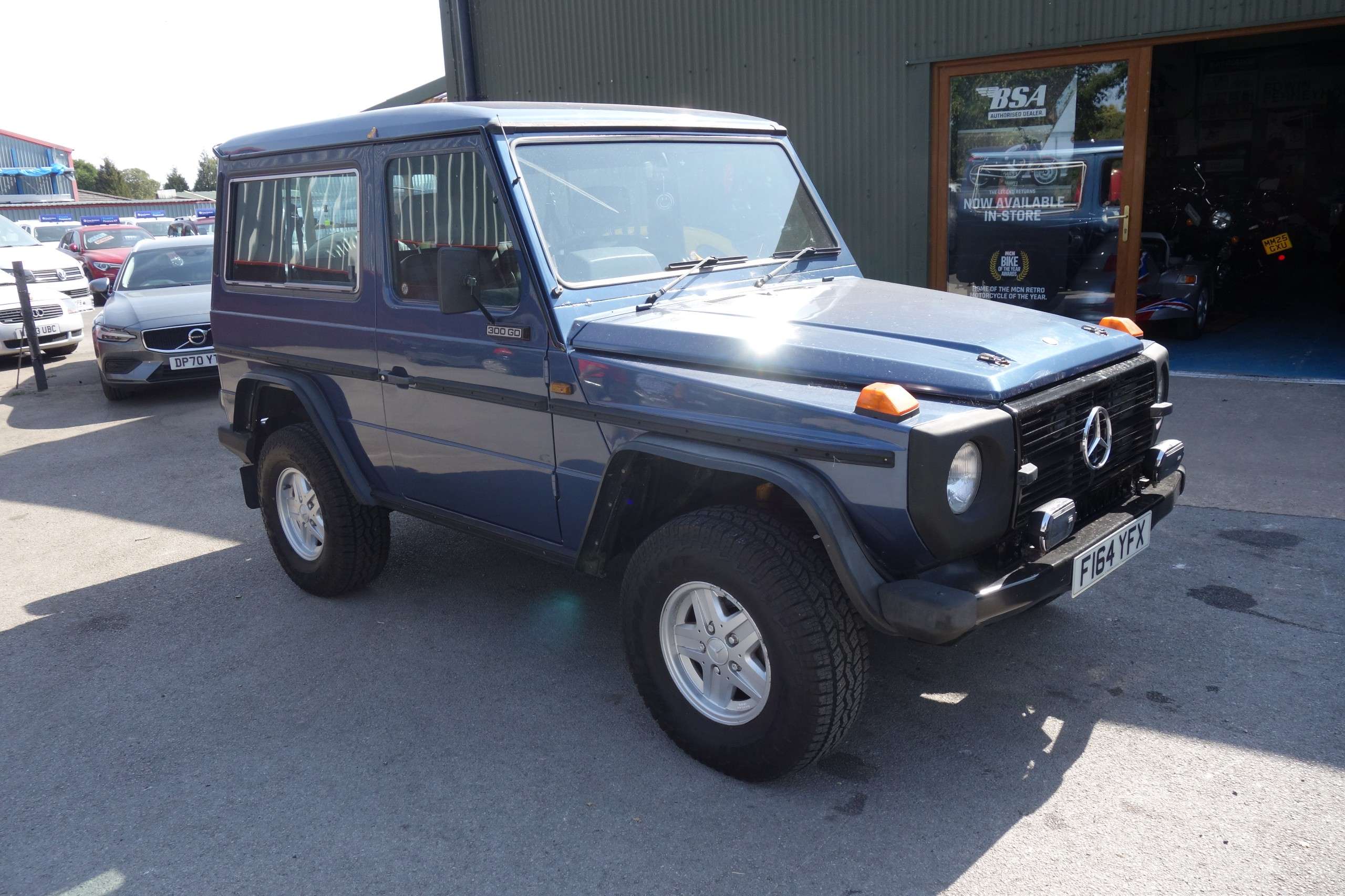 A 1989 MERCEDES-BENZ 300 GD M2 A 1989 MERCEDES-BENZ 300 GD M2