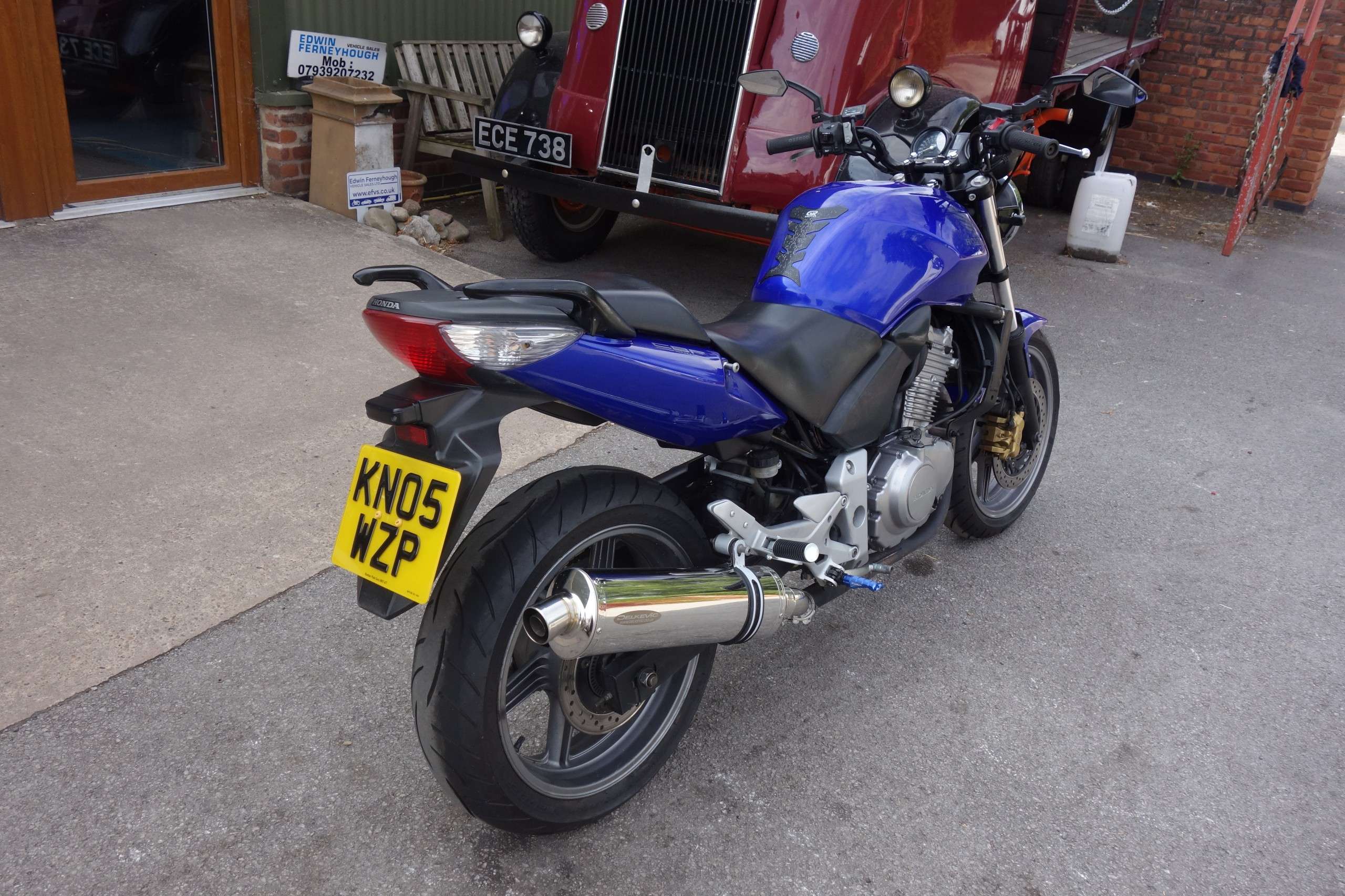A 2005 HONDA CBF 500 A-4 A 2005 HONDA CBF 500 A-4