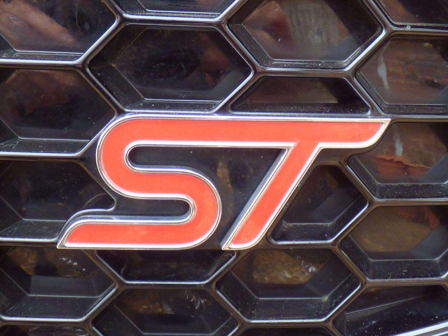 A 2015 FORD FOCUS 2.0 TDCi ST-2 5-DOOR 20 TAX,15 MONTHS WARRANTY , FULL CAM BELT KIT AND WATER PUMP A 2015 FORD FOCUS 2.0 TDCi ST-2 5-DOOR 20 TAX,15 MONTHS WARRANTY , FULL CAM BELT KIT AND WATER PUMP