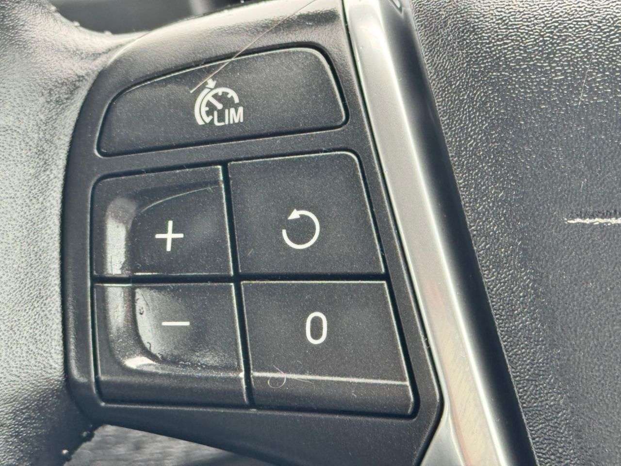 2016 VOLVO V40 2016 VOLVO V40