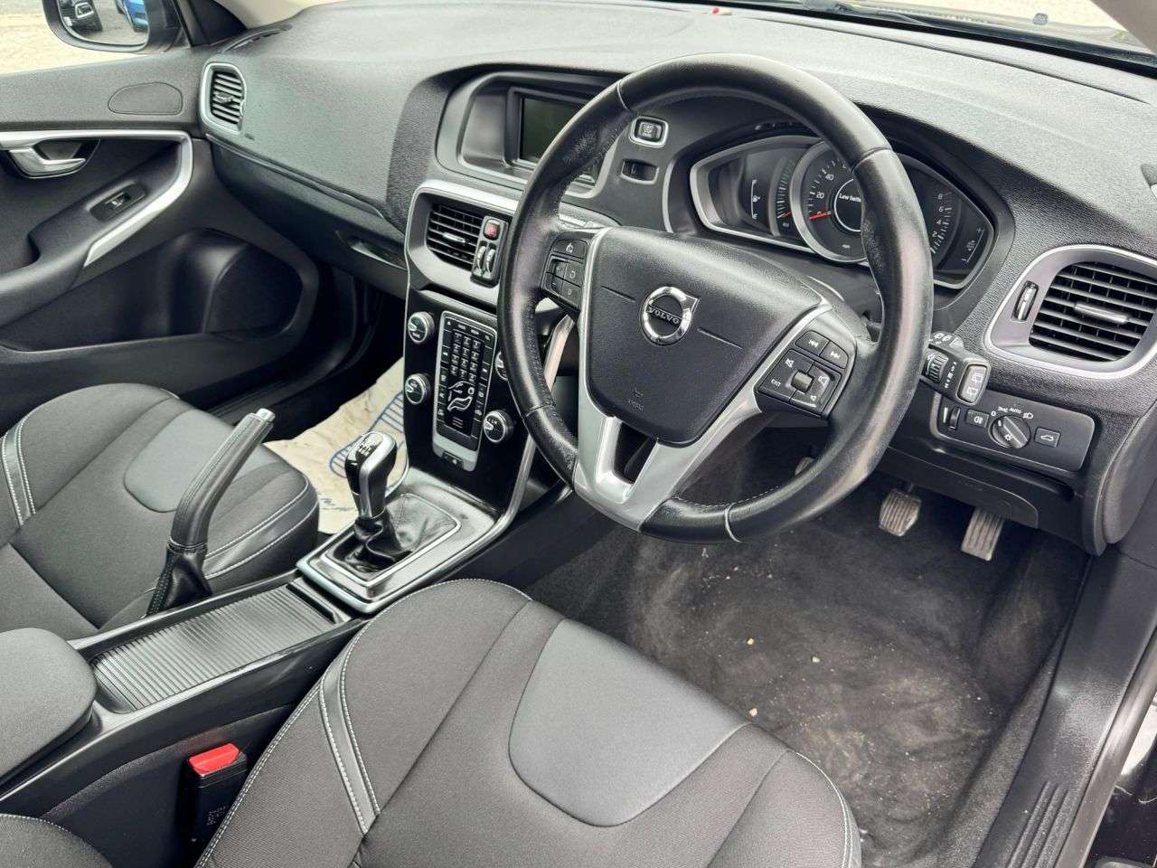 2016 VOLVO V40 2016 VOLVO V40