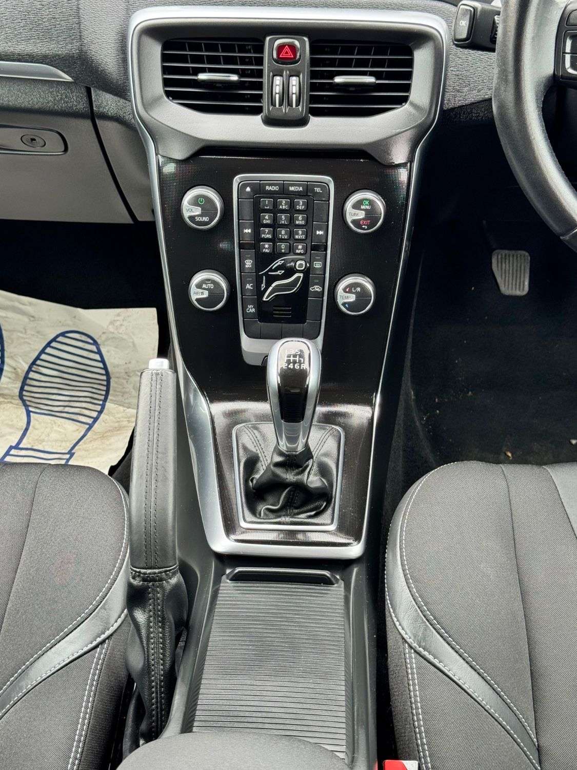 2016 VOLVO V40 2016 VOLVO V40