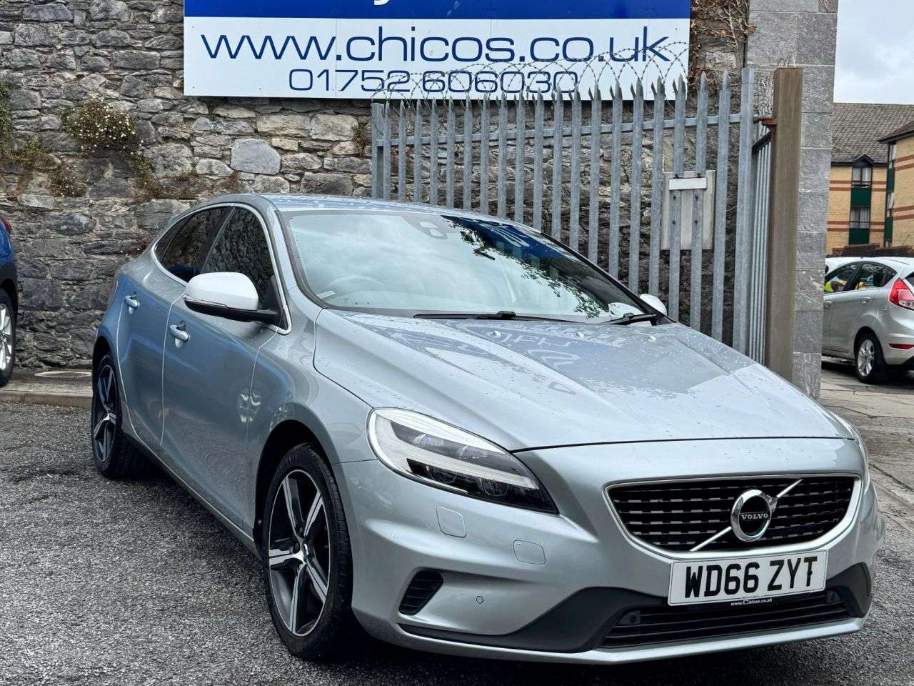 2016 VOLVO V40 2016 VOLVO V40