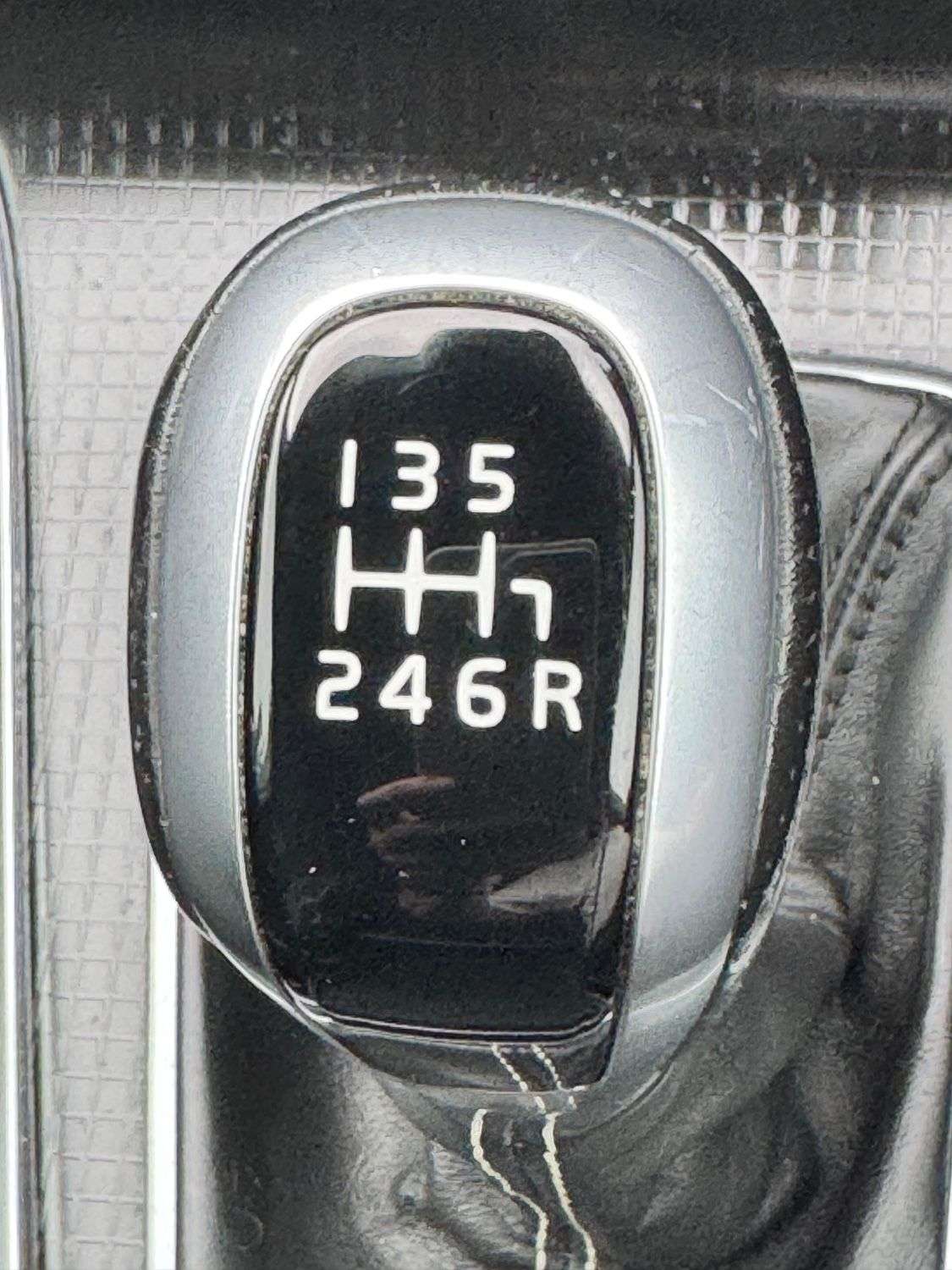 2016 VOLVO V40 2016 VOLVO V40