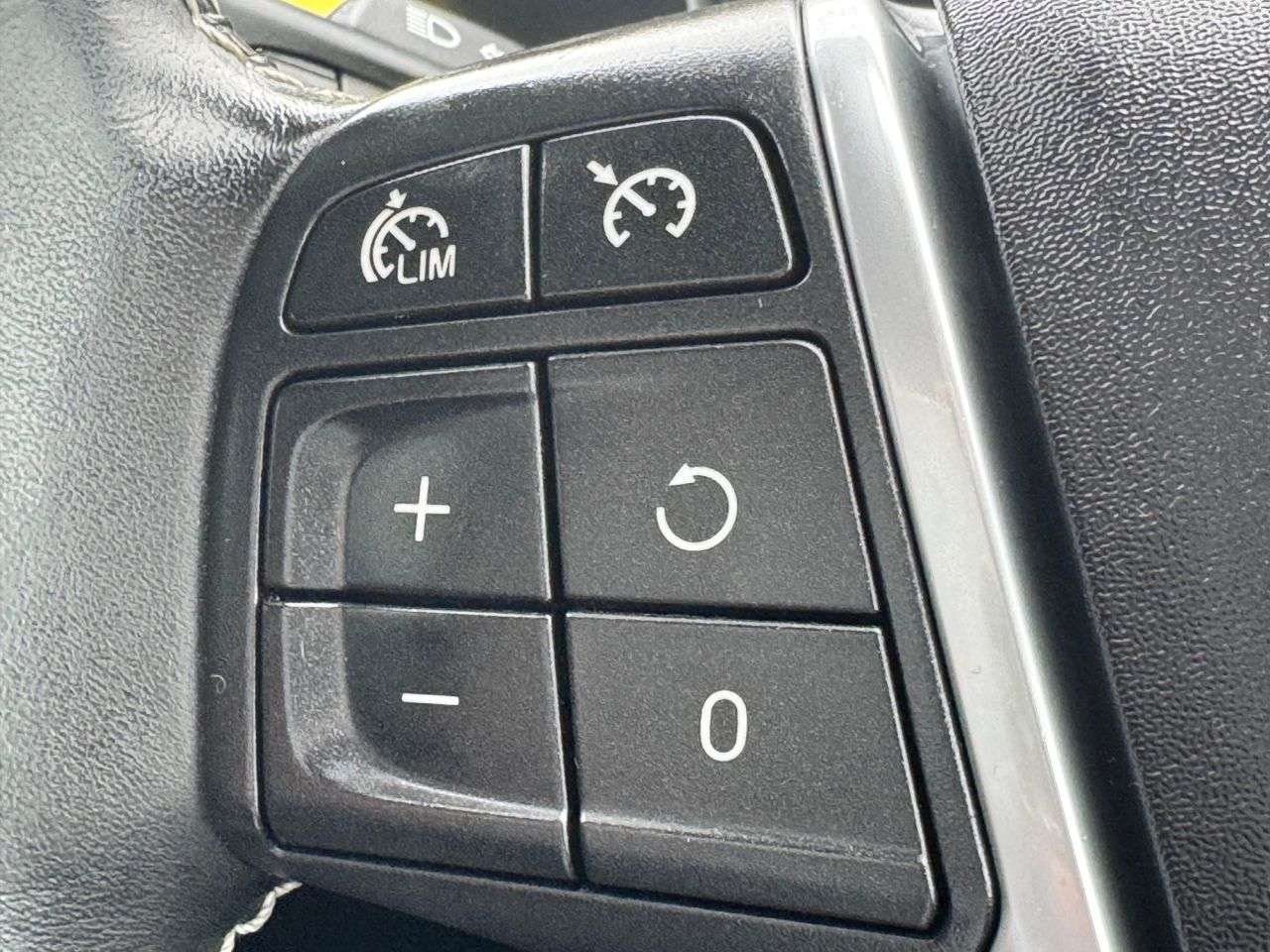 2016 VOLVO V40 2016 VOLVO V40