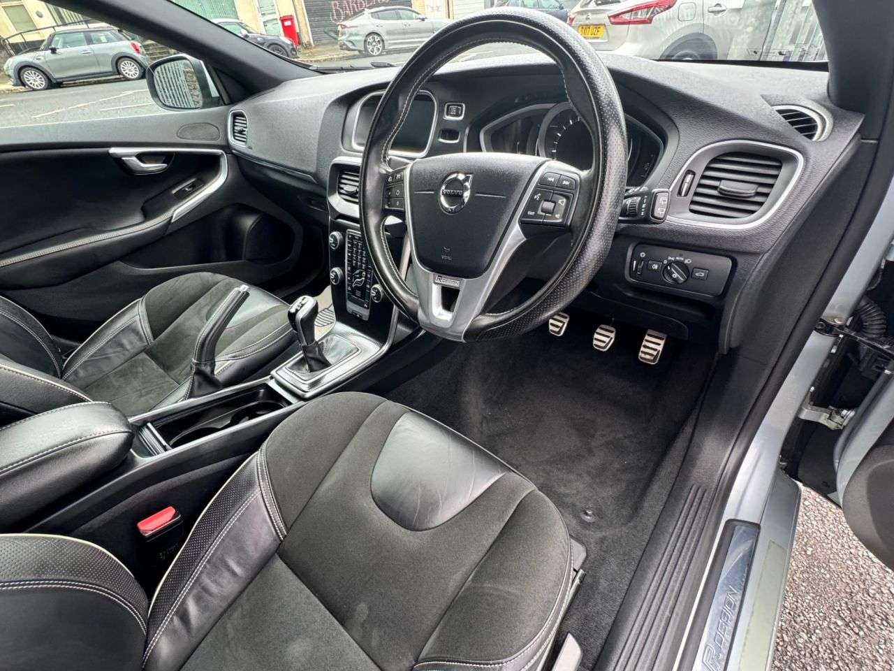 2016 VOLVO V40 2016 VOLVO V40