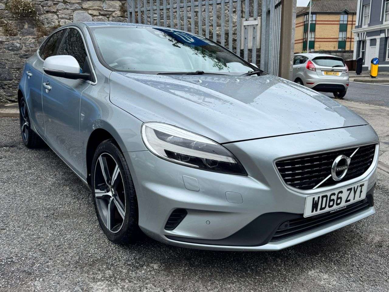 2016 VOLVO V40 2016 VOLVO V40