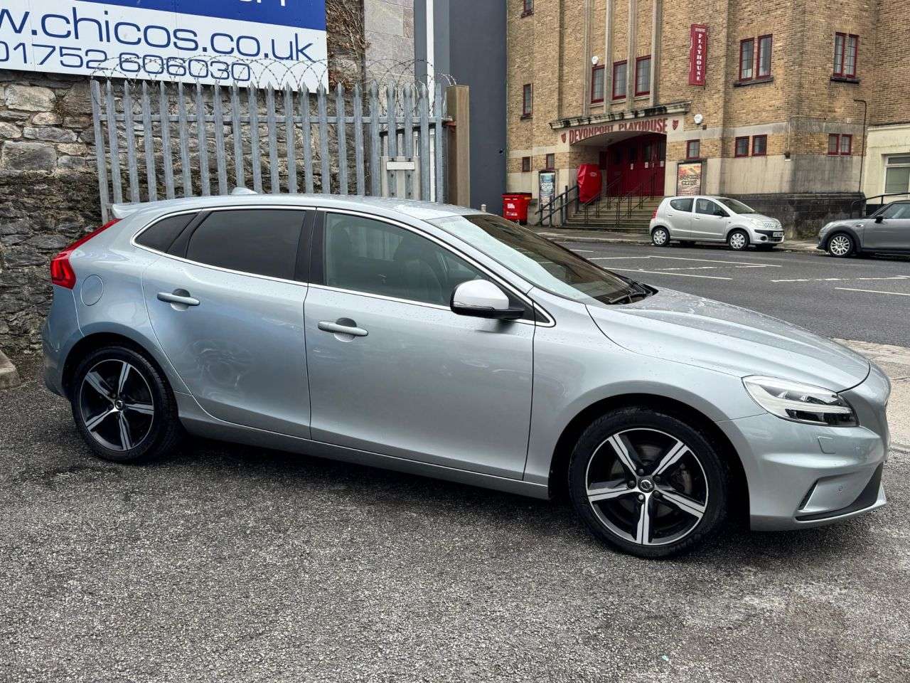 2016 VOLVO V40 2016 VOLVO V40