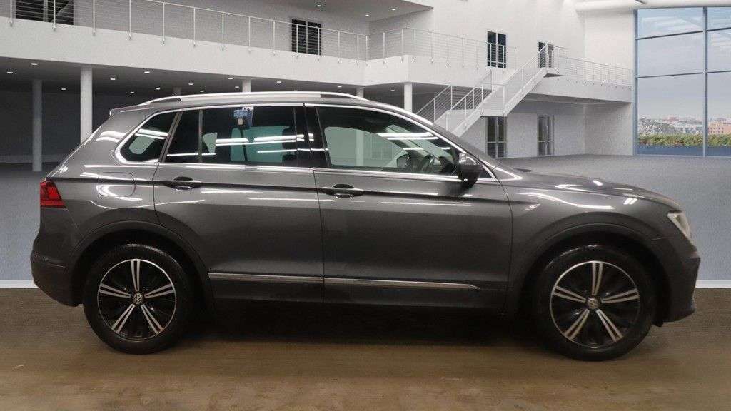 A 2018 VOLKSWAGEN TIGUAN 2.0 TDI SE Navigation SUV 5dr Diesel DSG Euro 6 (s/s) (150 ps) A 2018 VOLKSWAGEN TIGUAN 2.0 TDI SE Navigation SUV 5dr Diesel DSG Euro 6 (s/s) (150 ps)
