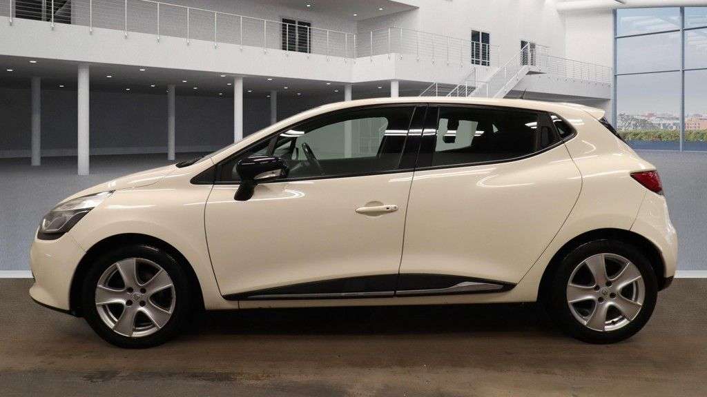 A 2016 RENAULT CLIO 1.5 dCi Dynamique Nav Hatchback 5dr Diesel Auto Euro 6 (90 ps) A 2016 RENAULT CLIO 1.5 dCi Dynamique Nav Hatchback 5dr Diesel Auto Euro 6 (90 ps)