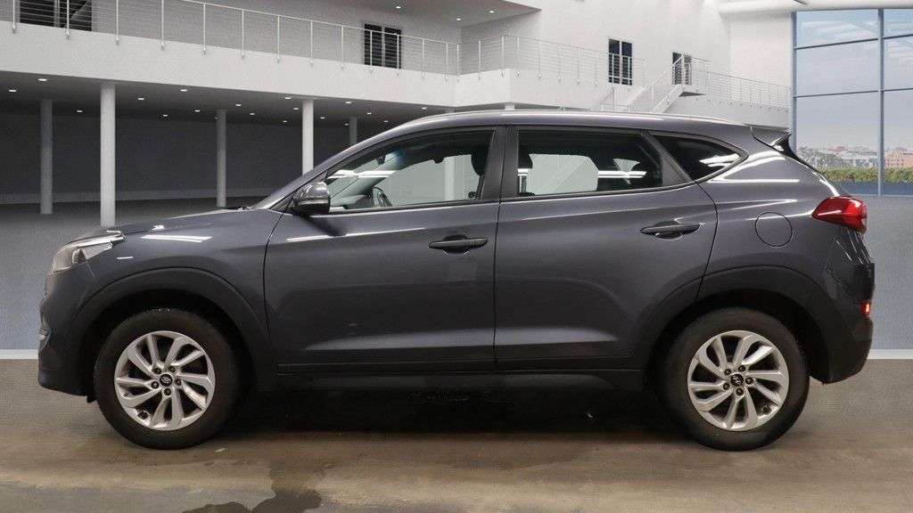 A 2018 HYUNDAI TUCSON 1.6 GDi Blue Drive SE Nav SUV 5dr Petrol Manual Euro 6 (s/s) (132 ps) A 2018 HYUNDAI TUCSON 1.6 GDi Blue Drive SE Nav SUV 5dr Petrol Manual Euro 6 (s/s) (132 ps)
