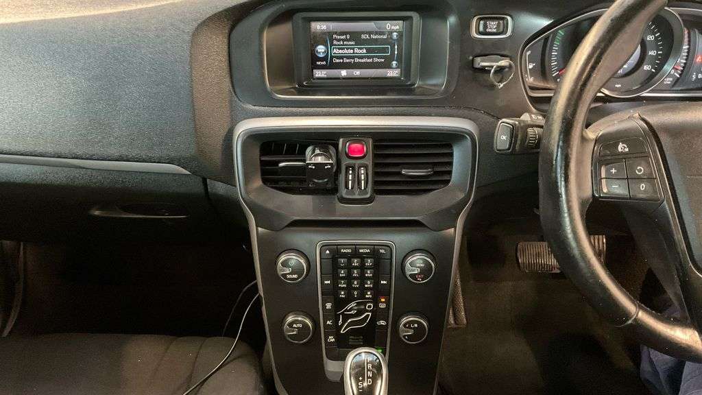 2014 VOLVO V40 2014 VOLVO V40