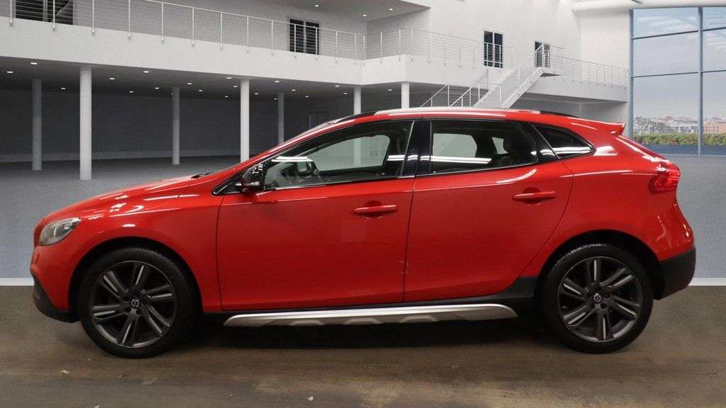 A 2015 VOLVO V40 CROSS COUNTRY 2.0 D4 Lux Nav Hatchback 5dr Diesel Manual Euro 6 (s/s) (190 ps) A 2015 VOLVO V40 CROSS COUNTRY 2.0 D4 Lux Nav Hatchback 5dr Diesel Manual Euro 6 (s/s) (190 ps)