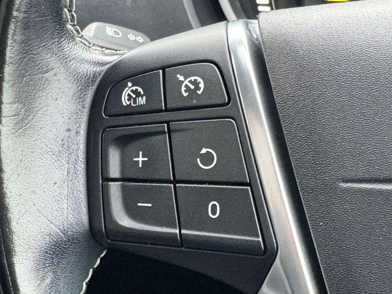 2015 VOLVO V40 2015 VOLVO V40