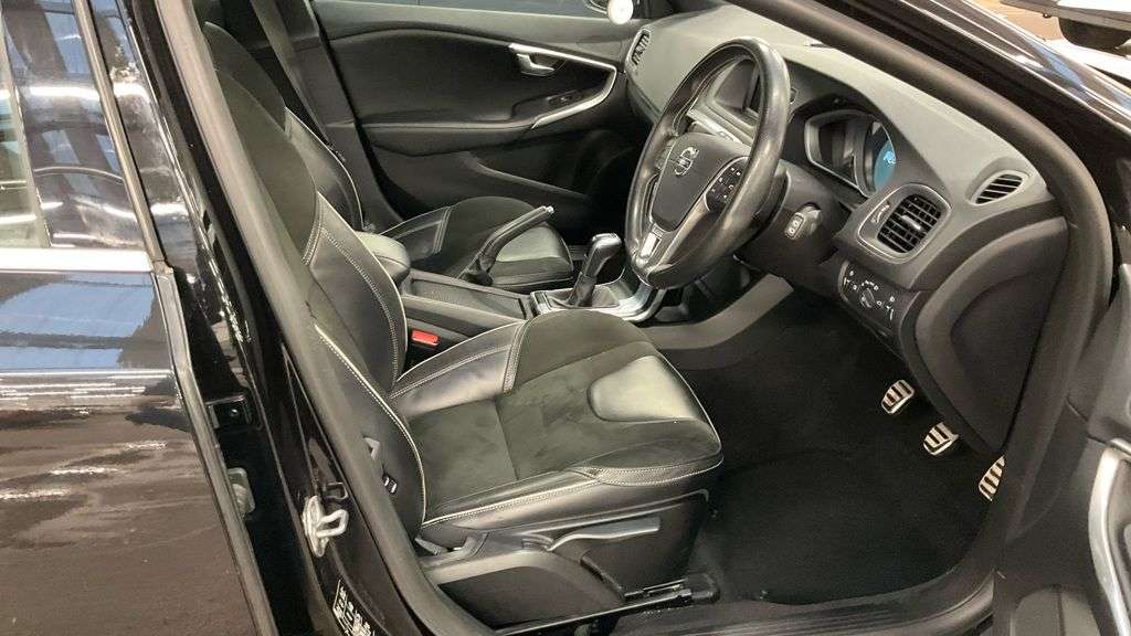 2016 VOLVO V40 2016 VOLVO V40