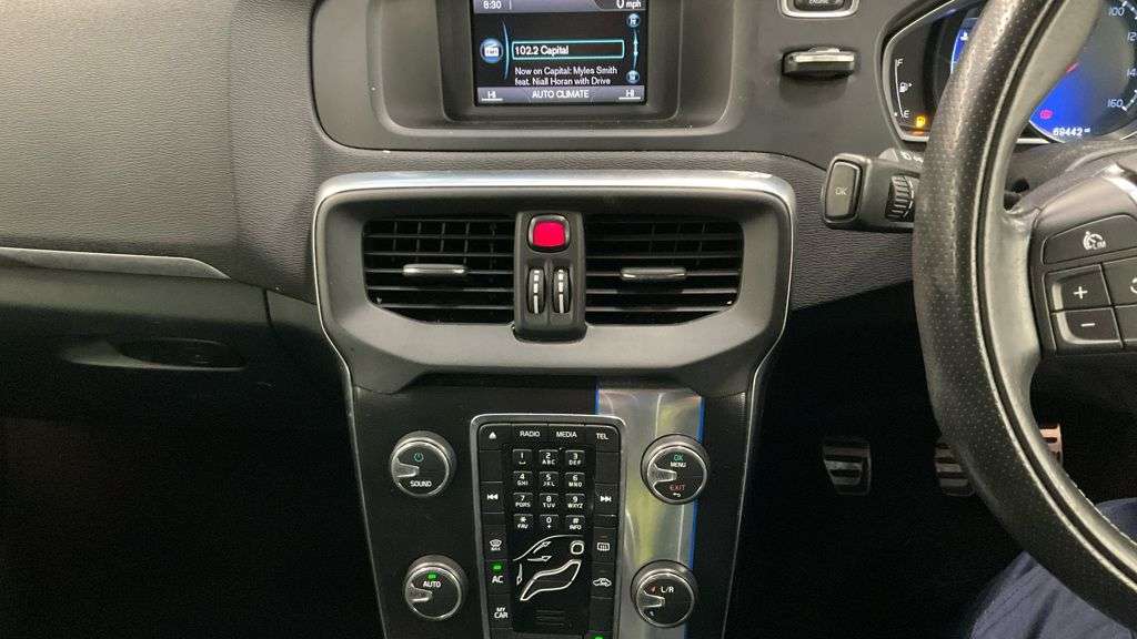 2016 VOLVO V40 2016 VOLVO V40