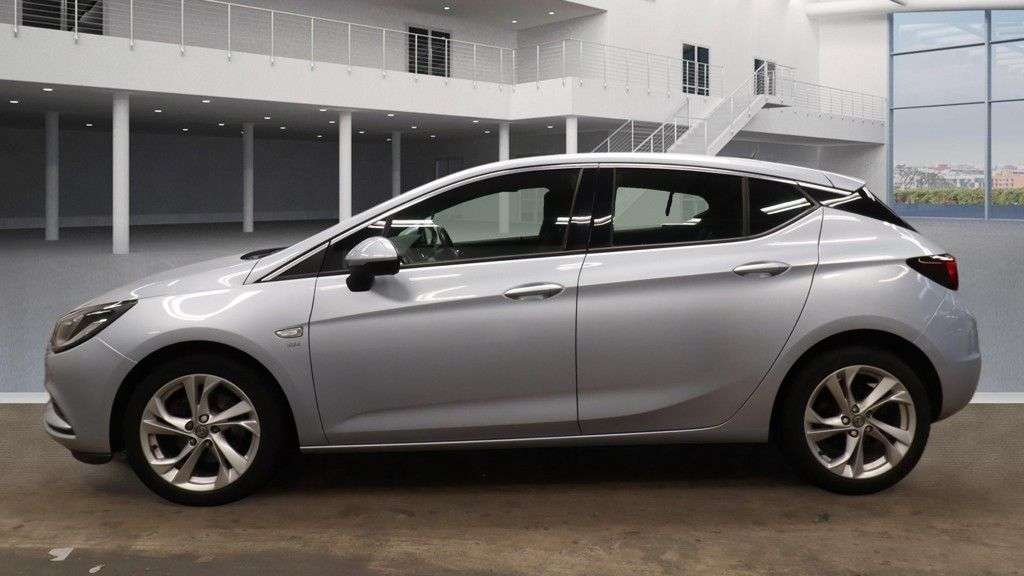 A 2016 VAUXHALL ASTRA 1.6 CDTi BlueInjection SRi Hatchback 5dr Diesel Manual Euro 6 (s/s) (136 ps A 2016 VAUXHALL ASTRA 1.6 CDTi BlueInjection SRi Hatchback 5dr Diesel Manual Euro 6 (s/s) (136 ps