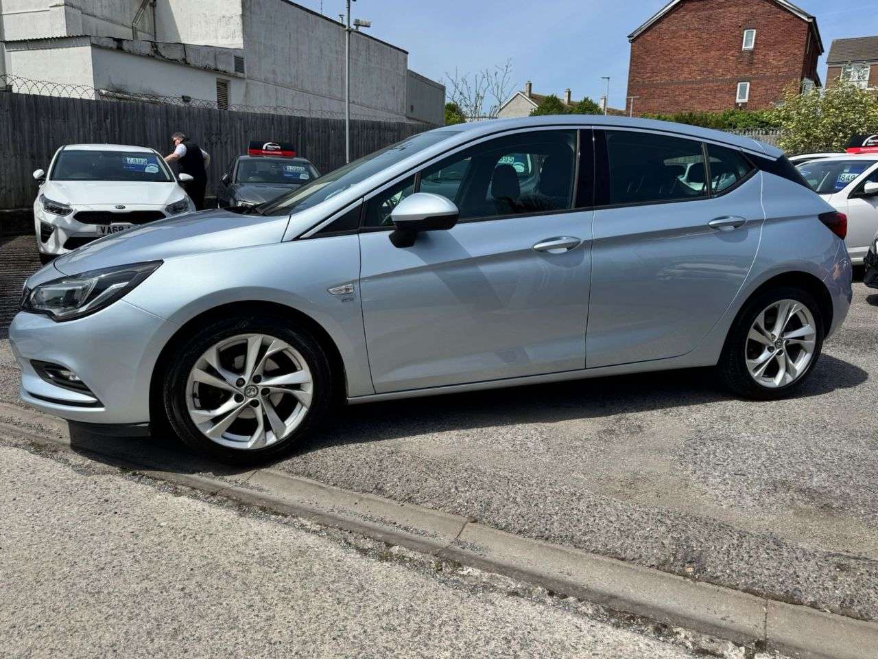 A 2019 VAUXHALL ASTRA 1.0i Turbo ecoTEC SRi Nav Hatchback 5dr Petrol Manual Euro 6 (s/s) (105 ps) A 2019 VAUXHALL ASTRA 1.0i Turbo ecoTEC SRi Nav Hatchback 5dr Petrol Manual Euro 6 (s/s) (105 ps)