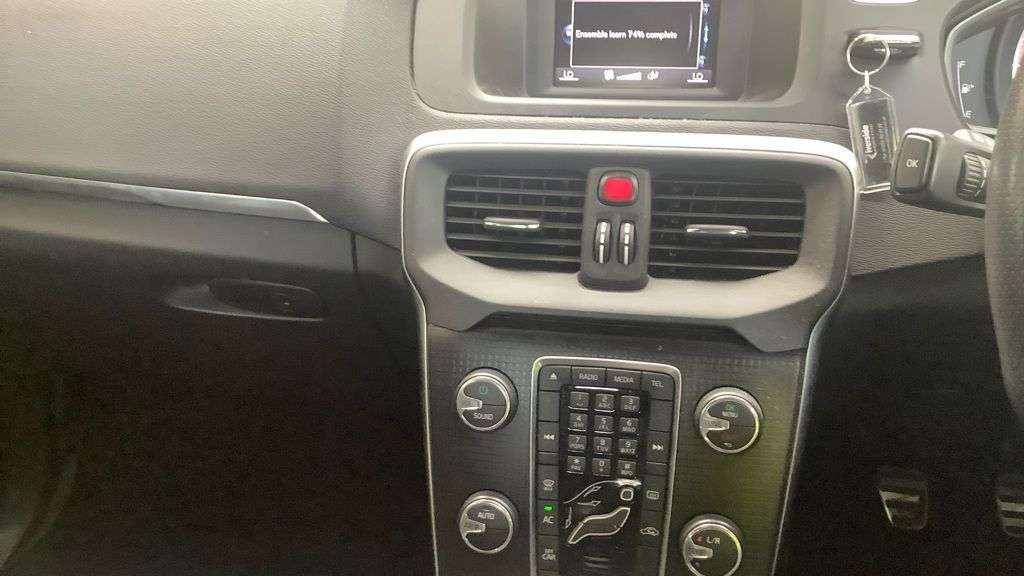 2018 VOLVO V40 2018 VOLVO V40