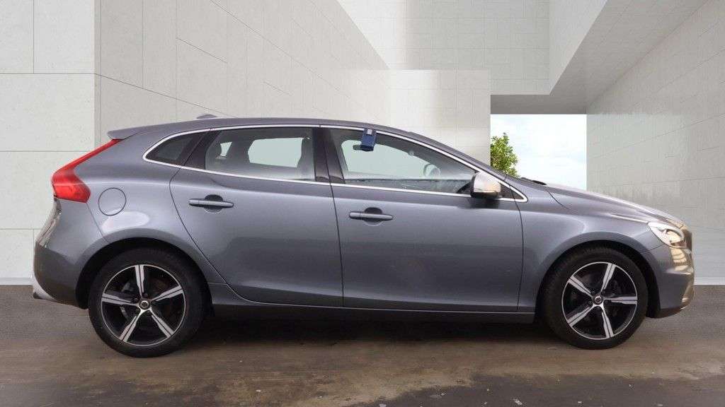 A 2018 VOLVO V40 2.0 T2 GPF R-Design Hatchback 5dr Petrol Manual Euro 6 (s/s) (122 ps) A 2018 VOLVO V40 2.0 T2 GPF R-Design Hatchback 5dr Petrol Manual Euro 6 (s/s) (122 ps)