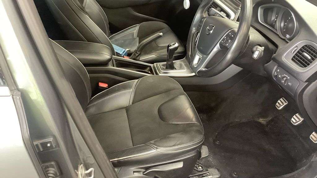 2018 VOLVO V40 2018 VOLVO V40