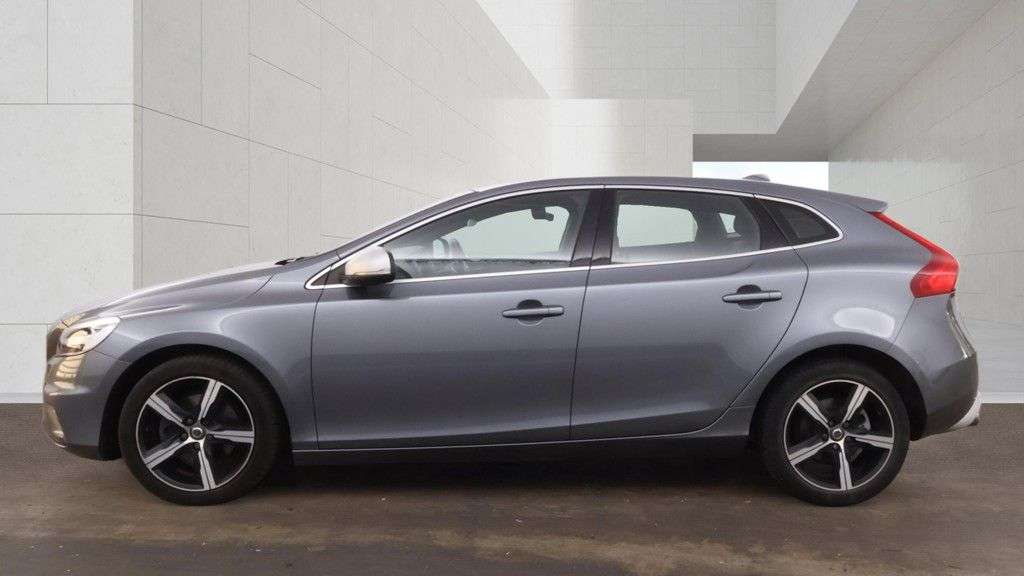 A 2018 VOLVO V40 2.0 T2 GPF R-Design Hatchback 5dr Petrol Manual Euro 6 (s/s) (122 ps) A 2018 VOLVO V40 2.0 T2 GPF R-Design Hatchback 5dr Petrol Manual Euro 6 (s/s) (122 ps)