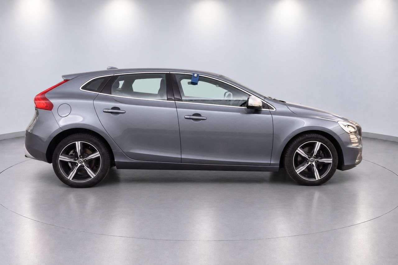 A 2018 VOLVO V40 2.0 T2 GPF R-Design Hatchback 5dr Petrol Manual Euro 6 (s/s) (122 ps) A 2018 VOLVO V40 2.0 T2 GPF R-Design Hatchback 5dr Petrol Manual Euro 6 (s/s) (122 ps)