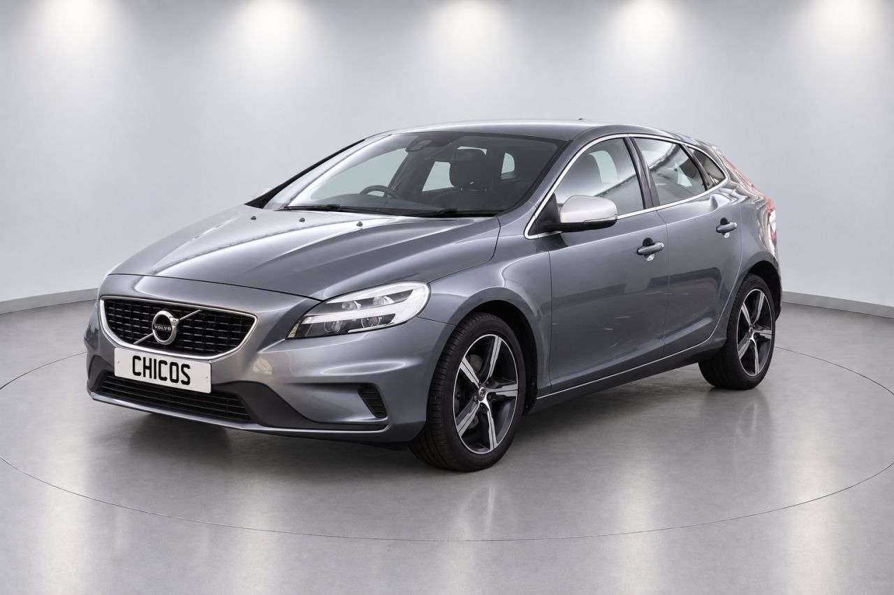 A 2018 VOLVO V40 2.0 T2 GPF R-Design Hatchback 5dr Petrol Manual Euro 6 (s/s) (122 ps) A 2018 VOLVO V40 2.0 T2 GPF R-Design Hatchback 5dr Petrol Manual Euro 6 (s/s) (122 ps)