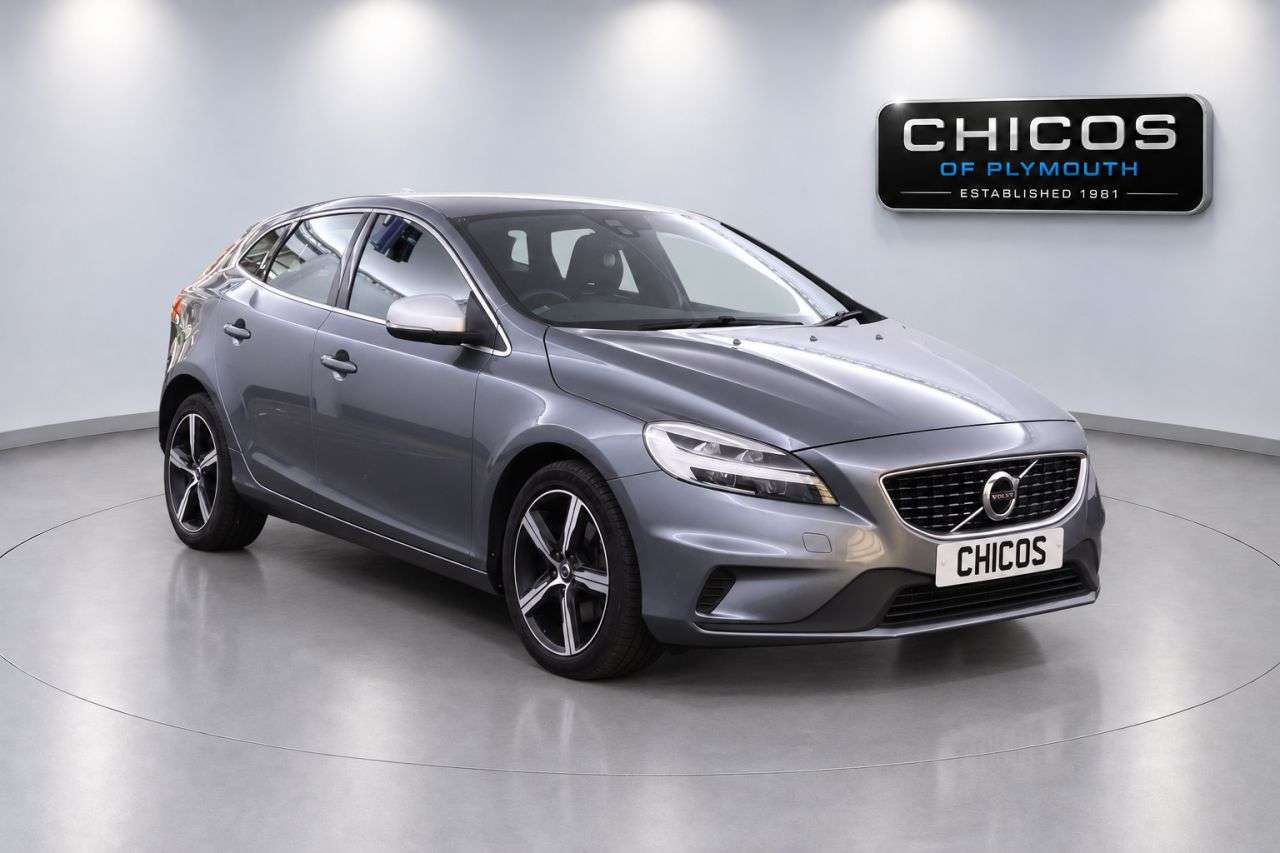 A 2018 VOLVO V40 2.0 T2 GPF R-Design Hatchback 5dr Petrol Manual Euro 6 (s/s) (122 ps) A 2018 VOLVO V40 2.0 T2 GPF R-Design Hatchback 5dr Petrol Manual Euro 6 (s/s) (122 ps)