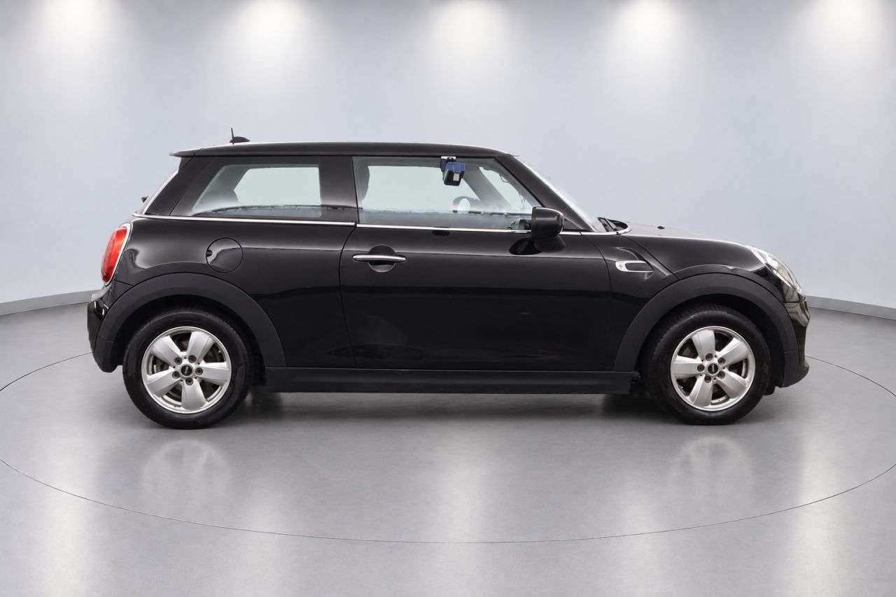 A 2020 MINI HATCH 1.5 Cooper Classic Hatchback 3dr Petrol Manual Euro 6 (s/s) (136 ps) A 2020 MINI HATCH 1.5 Cooper Classic Hatchback 3dr Petrol Manual Euro 6 (s/s) (136 ps)