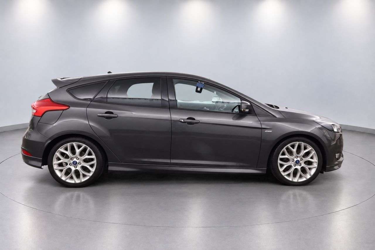 A 2017 FORD FOCUS 1.5 TDCi ST-Line Hatchback 5dr Diesel Powershift Euro 6 (s/s) (120 ps) A 2017 FORD FOCUS 1.5 TDCi ST-Line Hatchback 5dr Diesel Powershift Euro 6 (s/s) (120 ps)