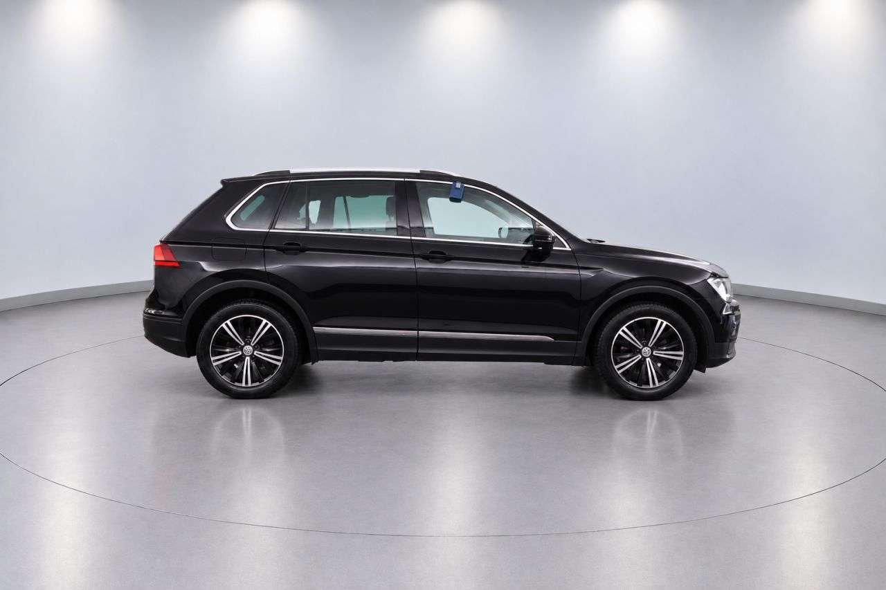 A 2019 VOLKSWAGEN TIGUAN 1.5 TSI EVO SE Navigation SUV 5dr Petrol Manual Euro 6 (s/s) (130 ps) A 2019 VOLKSWAGEN TIGUAN 1.5 TSI EVO SE Navigation SUV 5dr Petrol Manual Euro 6 (s/s) (130 ps)
