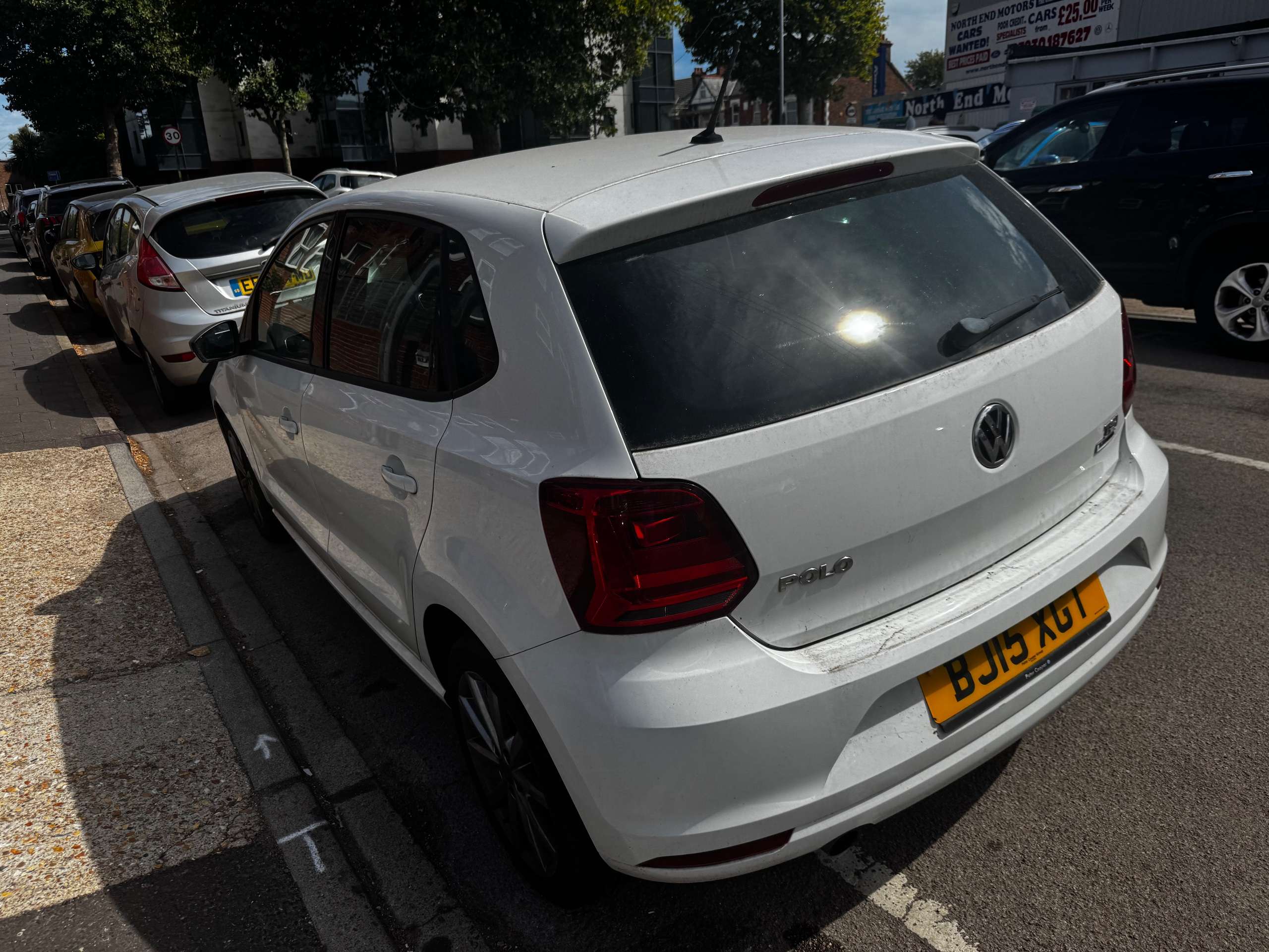 A 2015 VOLKSWAGEN POLO 1.2 TSI BlueMotion Tech SE Design Hatchback 5dr Petrol Manual Euro 6 (s/s) (90 ps) A 2015 VOLKSWAGEN POLO 1.2 TSI BlueMotion Tech SE Design Hatchback 5dr Petrol Manual Euro 6 (s/s) (90 ps)