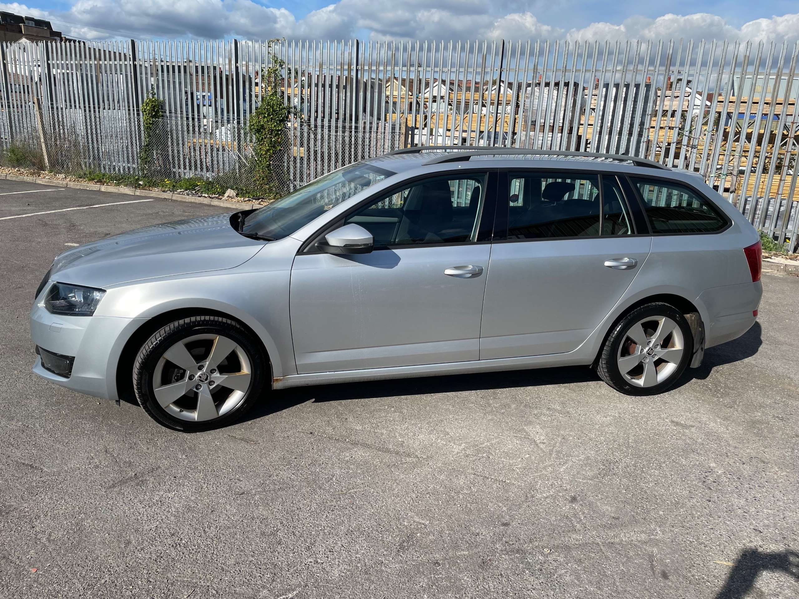A 2017 SKODA OCTAVIA 1.6 TDI SE Sport Estate 5dr Diesel Manual Euro 6 (s/s) (110 ps) A 2017 SKODA OCTAVIA 1.6 TDI SE Sport Estate 5dr Diesel Manual Euro 6 (s/s) (110 ps)