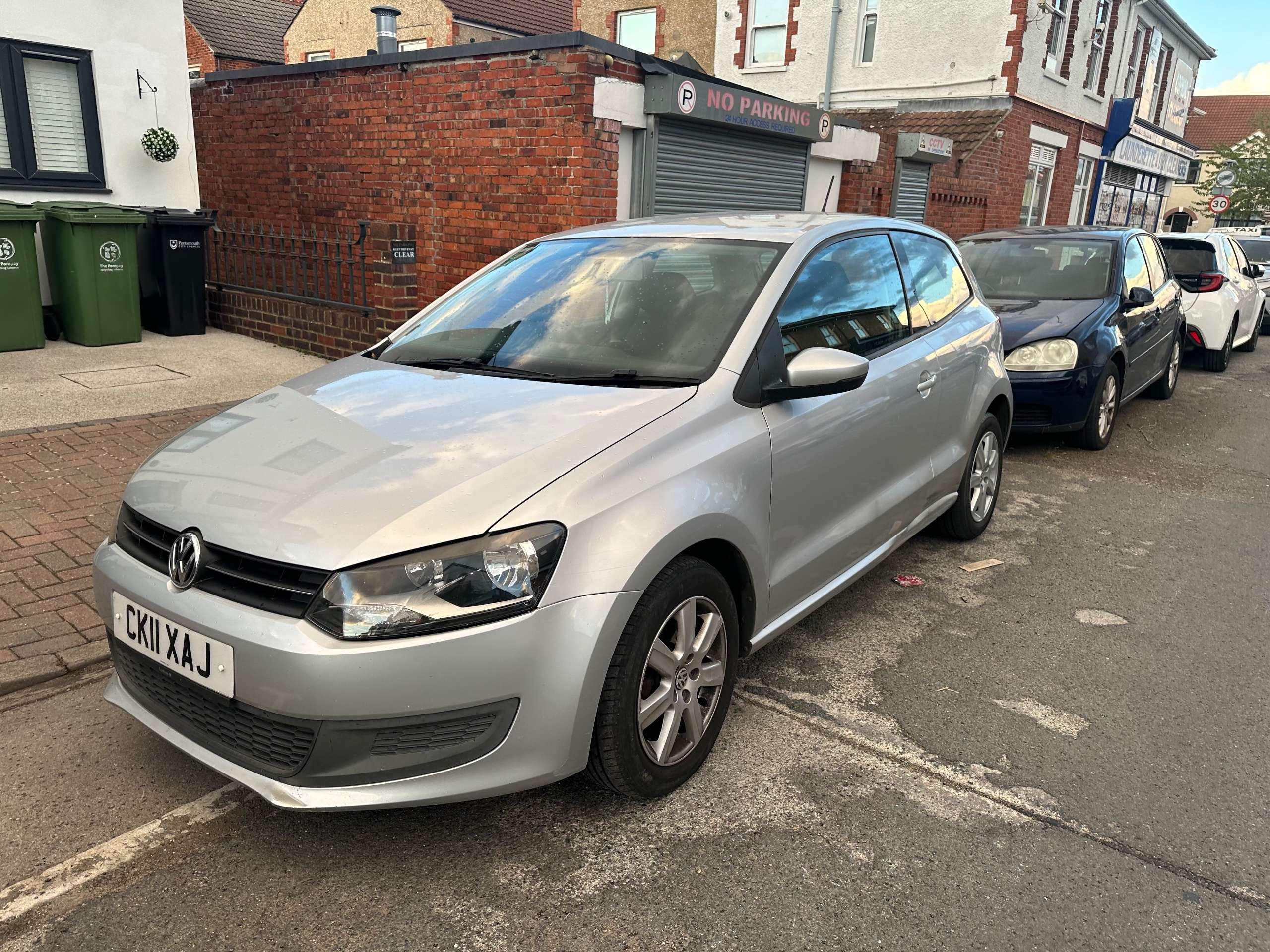 A 2011 VOLKSWAGEN POLO 1.6 TDI SE Hatchback 3dr Diesel Manual Euro 5 (75 ps) A 2011 VOLKSWAGEN POLO 1.6 TDI SE Hatchback 3dr Diesel Manual Euro 5 (75 ps)