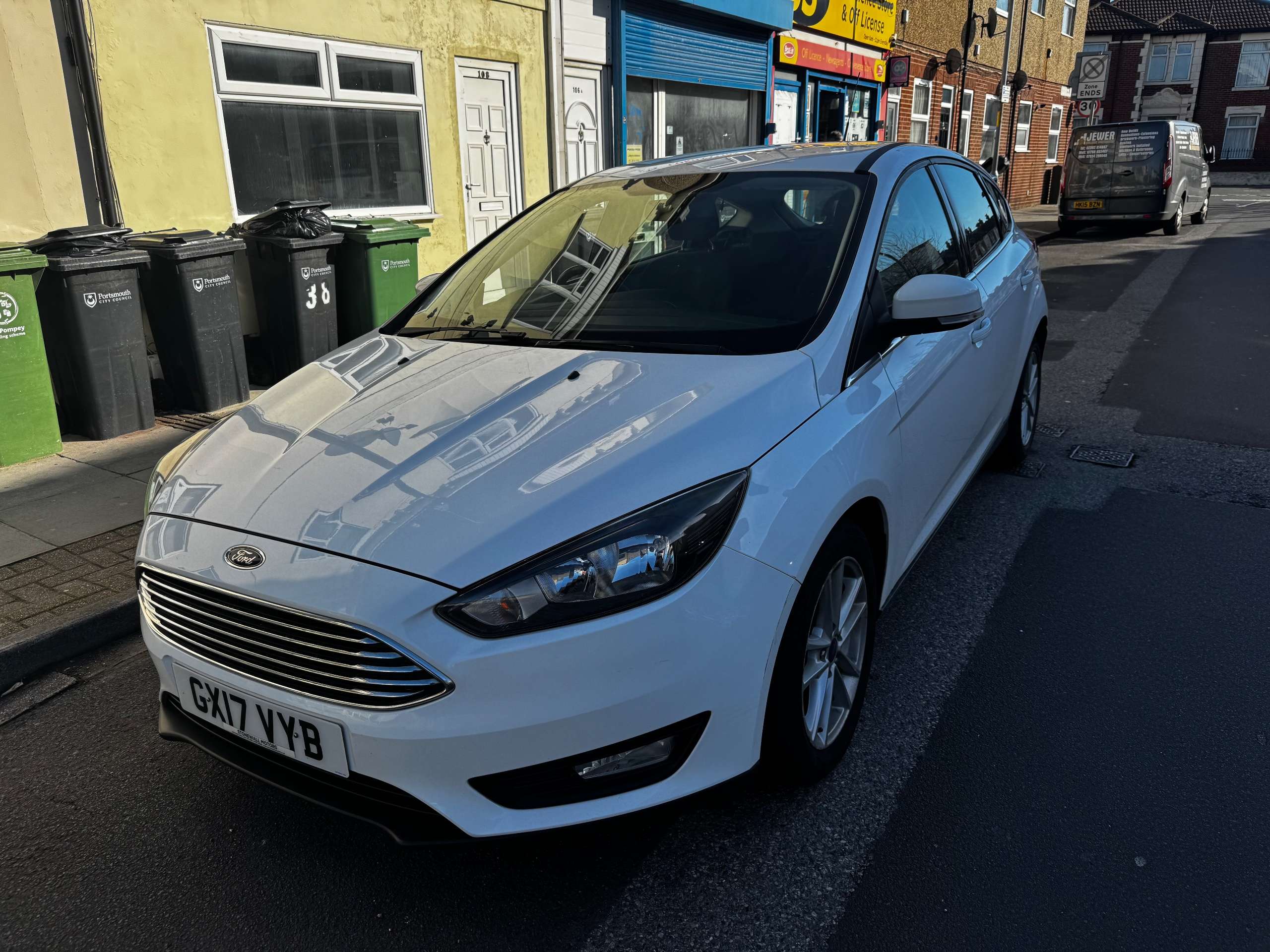 A 2017 FORD FOCUS 1.0T EcoBoost Zetec Hatchback 5dr Petrol Manual Euro 6 (s/s) (100 ps) A 2017 FORD FOCUS 1.0T EcoBoost Zetec Hatchback 5dr Petrol Manual Euro 6 (s/s) (100 ps)