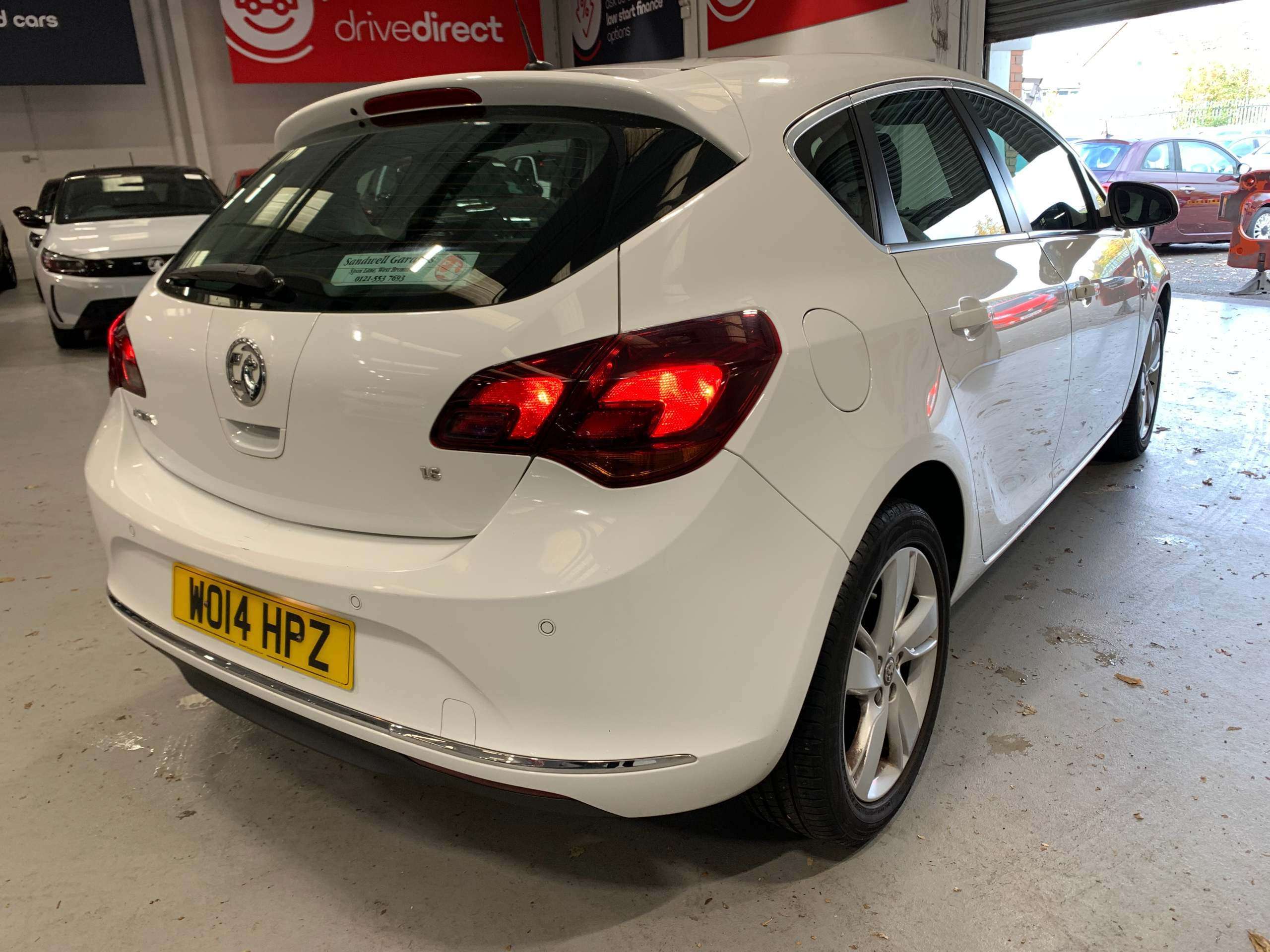 A 2014 VAUXHALL ASTRA 1.6 16v SRi Hatchback 5dr Petrol Manual Euro 5 (115 ps) A 2014 VAUXHALL ASTRA 1.6 16v SRi Hatchback 5dr Petrol Manual Euro 5 (115 ps)