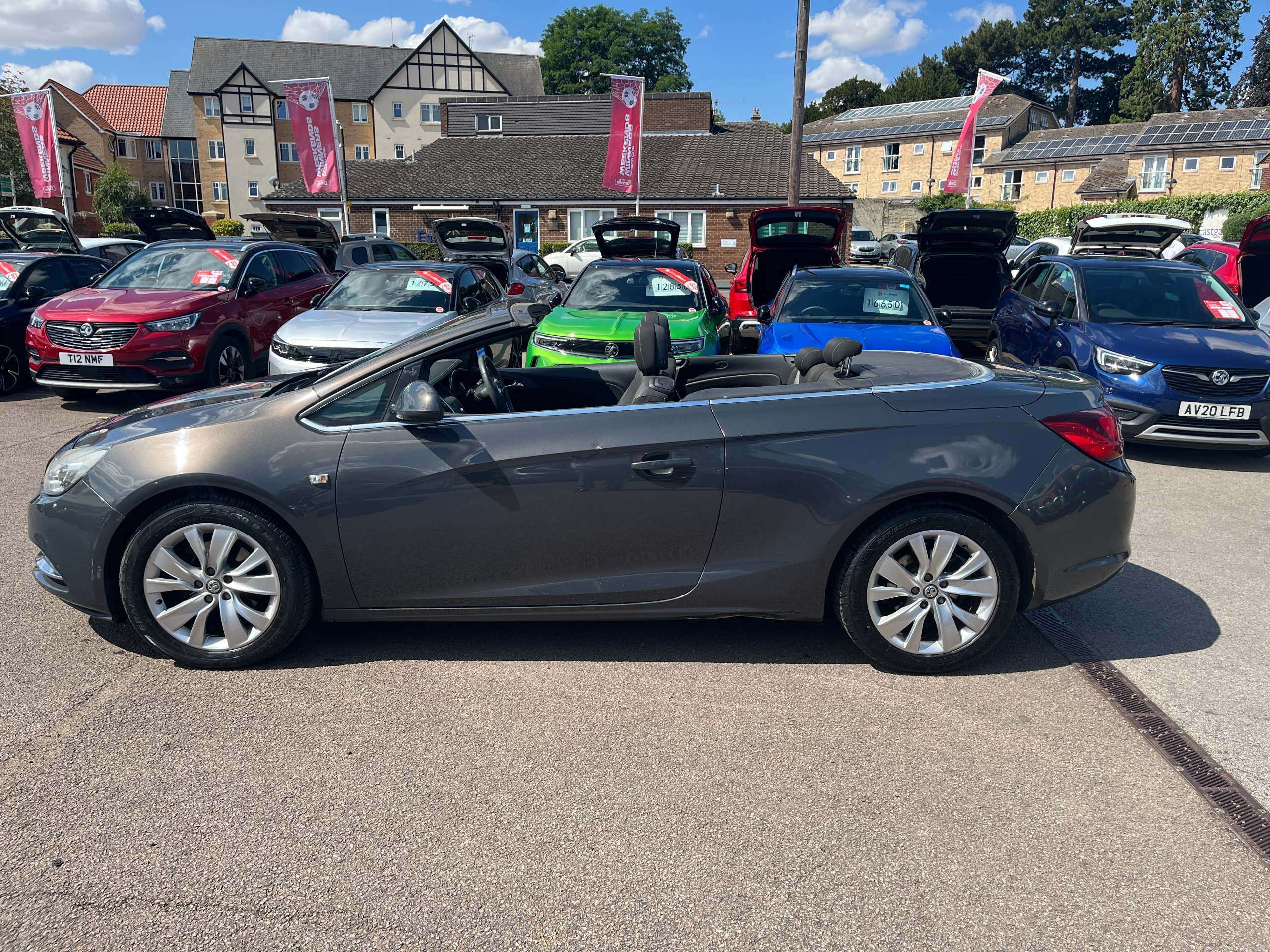A 2013 VAUXHALL CASCADA 2.0 CDTi SE Convertible 2dr Diesel Manual Euro 5 (s/s) (165 ps) A 2013 VAUXHALL CASCADA 2.0 CDTi SE Convertible 2dr Diesel Manual Euro 5 (s/s) (165 ps)