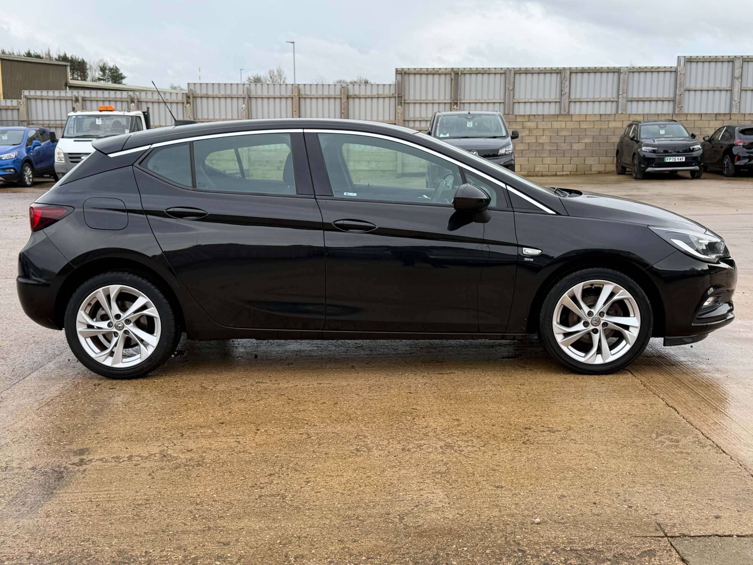 A 2017 VAUXHALL ASTRA 1.0i Turbo ecoTEC SRi Hatchback 5dr Petrol Manual Euro 6 (s/s) (105 ps) A 2017 VAUXHALL ASTRA 1.0i Turbo ecoTEC SRi Hatchback 5dr Petrol Manual Euro 6 (s/s) (105 ps)