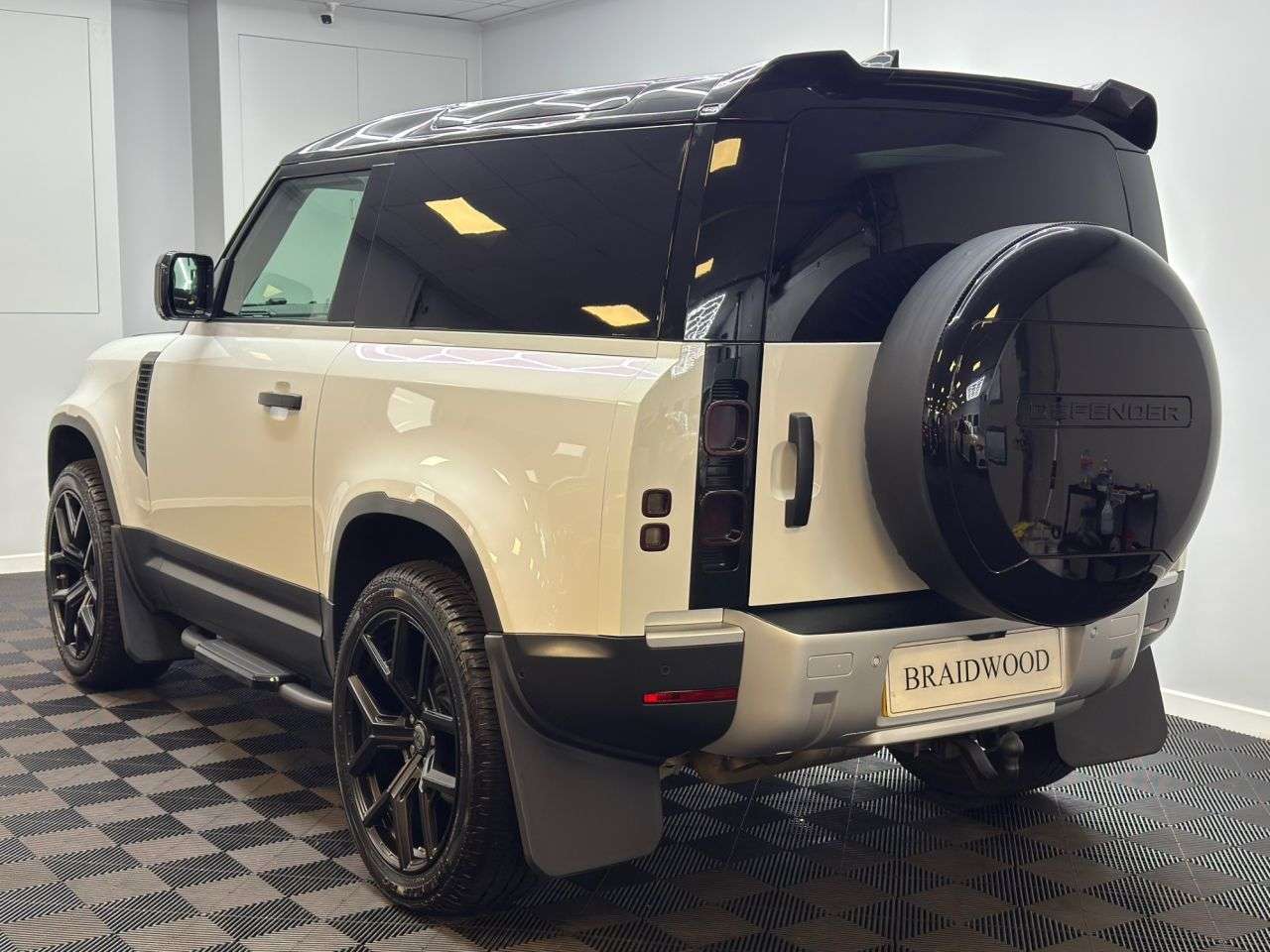 A 2022 LAND ROVER DEFENDER 3.0 D250 MHEV Hard Top SUV 3dr Diesel Auto 4WD SWB Euro 6 (s/s) (250 ps) A 2022 LAND ROVER DEFENDER 3.0 D250 MHEV Hard Top SUV 3dr Diesel Auto 4WD SWB Euro 6 (s/s) (250 ps)