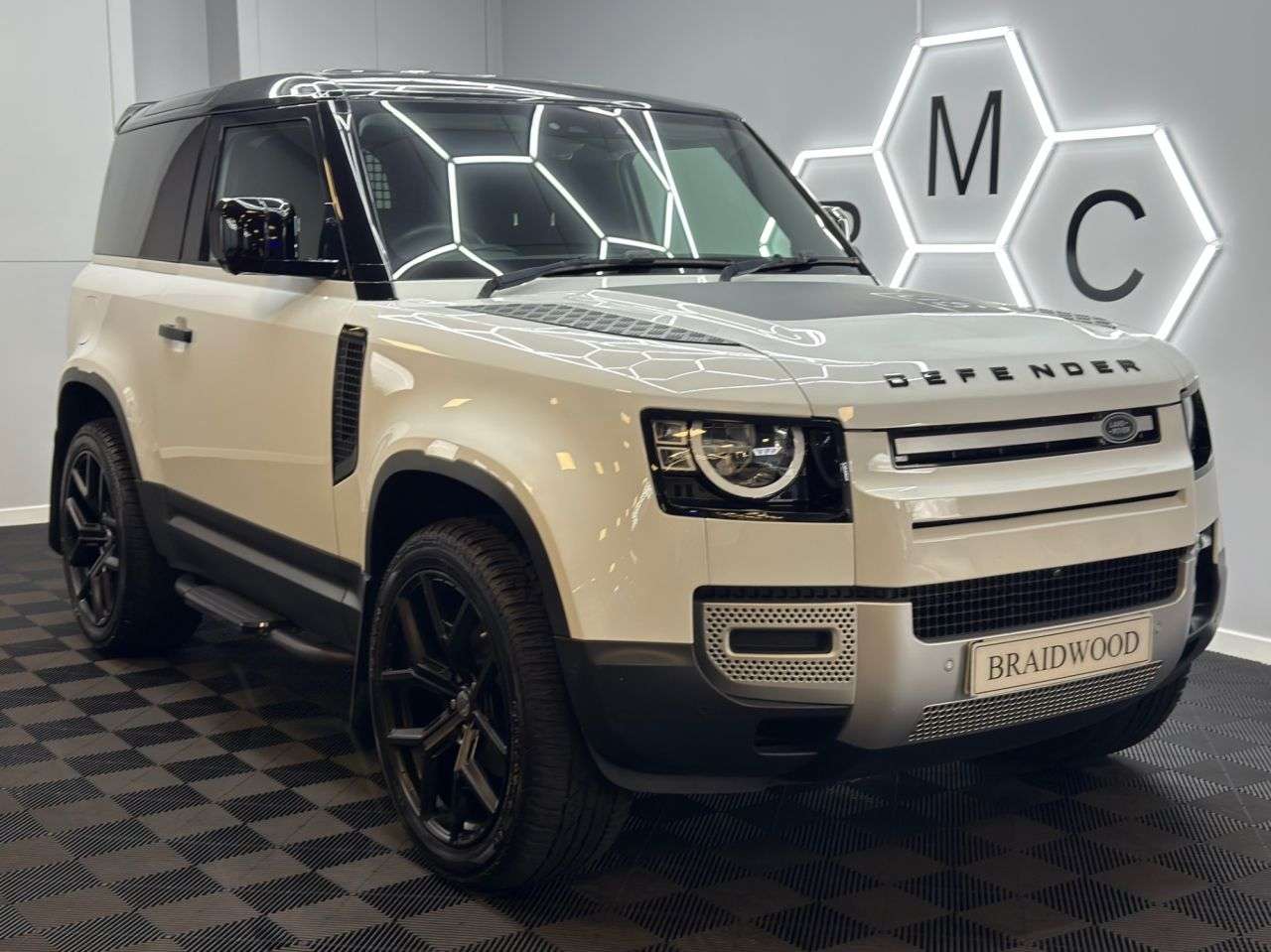 A 2022 LAND ROVER DEFENDER 3.0 D250 MHEV Hard Top SUV 3dr Diesel Auto 4WD SWB Euro 6 (s/s) (250 ps) A 2022 LAND ROVER DEFENDER 3.0 D250 MHEV Hard Top SUV 3dr Diesel Auto 4WD SWB Euro 6 (s/s) (250 ps)