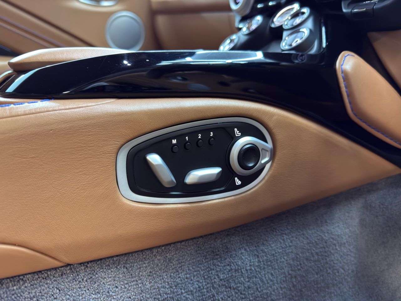 2019 ASTON MARTIN VANTAGE 2019 ASTON MARTIN VANTAGE