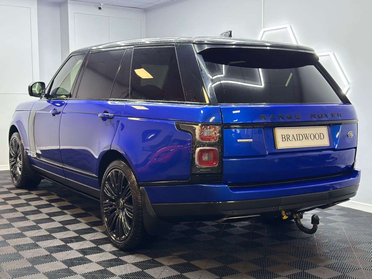 A 2018 LAND ROVER RANGE ROVER 4.4 SD V8 Autobiography SUV 5dr Diesel Auto 4WD Euro 6 (s/s) LWB (339 ps) A 2018 LAND ROVER RANGE ROVER 4.4 SD V8 Autobiography SUV 5dr Diesel Auto 4WD Euro 6 (s/s) LWB (339 ps)