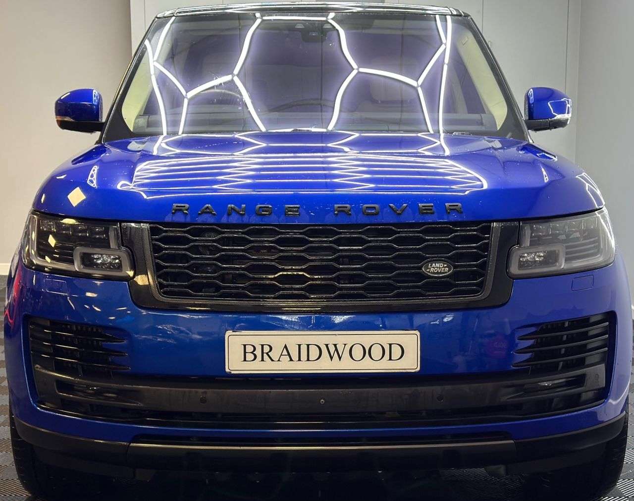 A 2018 LAND ROVER RANGE ROVER 4.4 SD V8 Autobiography SUV 5dr Diesel Auto 4WD Euro 6 (s/s) LWB (339 ps) A 2018 LAND ROVER RANGE ROVER 4.4 SD V8 Autobiography SUV 5dr Diesel Auto 4WD Euro 6 (s/s) LWB (339 ps)