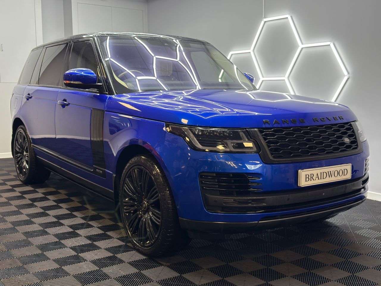 A 2018 LAND ROVER RANGE ROVER 4.4 SD V8 Autobiography SUV 5dr Diesel Auto 4WD Euro 6 (s/s) LWB (339 ps) A 2018 LAND ROVER RANGE ROVER 4.4 SD V8 Autobiography SUV 5dr Diesel Auto 4WD Euro 6 (s/s) LWB (339 ps)